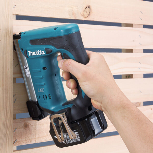 Häftpistol Makita DST221Z 18v batteridriven - Image 2